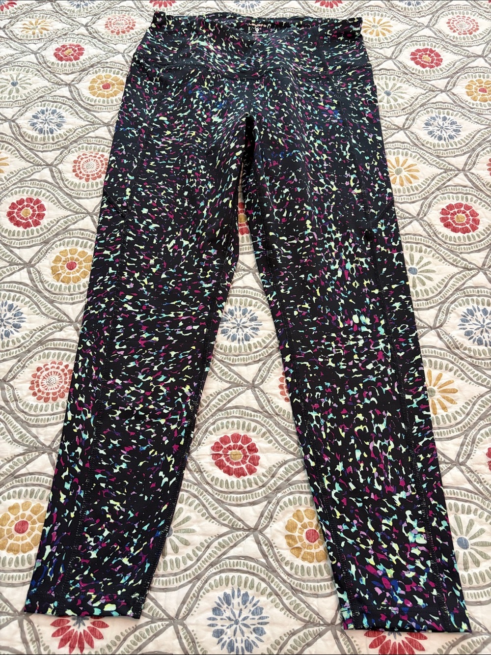 NWOT Layer 8 7/8 leggings, size M.